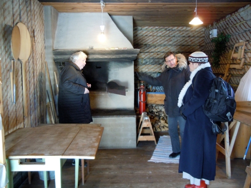Bakarstugan på Karlbergs hembygdsgård i Norberg inspekteras av Eva Långberg tillsammans med Karin och ordföranden Lars Jacobsson. På bilden ovan presenterar Eva vårt brödprojekt för föreningen i deras kaffestuga. Foto Ch Lindeqvist.